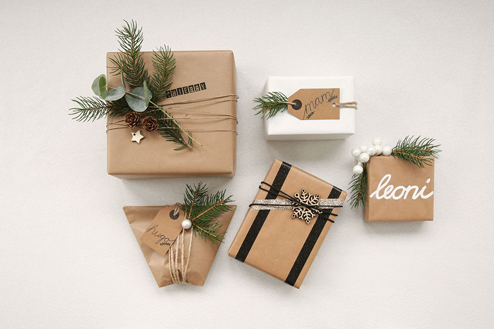 Pacchi Regalo Festivi in Carta Da Imballaggio Per La Composizione Verticale  Di Natale Immagine Stock - Immagine di casella, arco: 231676703